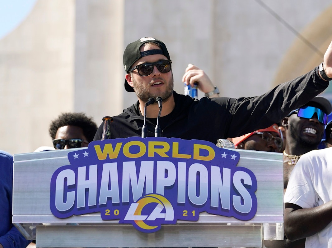 Los-Angeles-Rams-Quarterback Matthew Stafford spricht auf der Super-Bow-Party am 16. Februar 2022 vor Publikum.