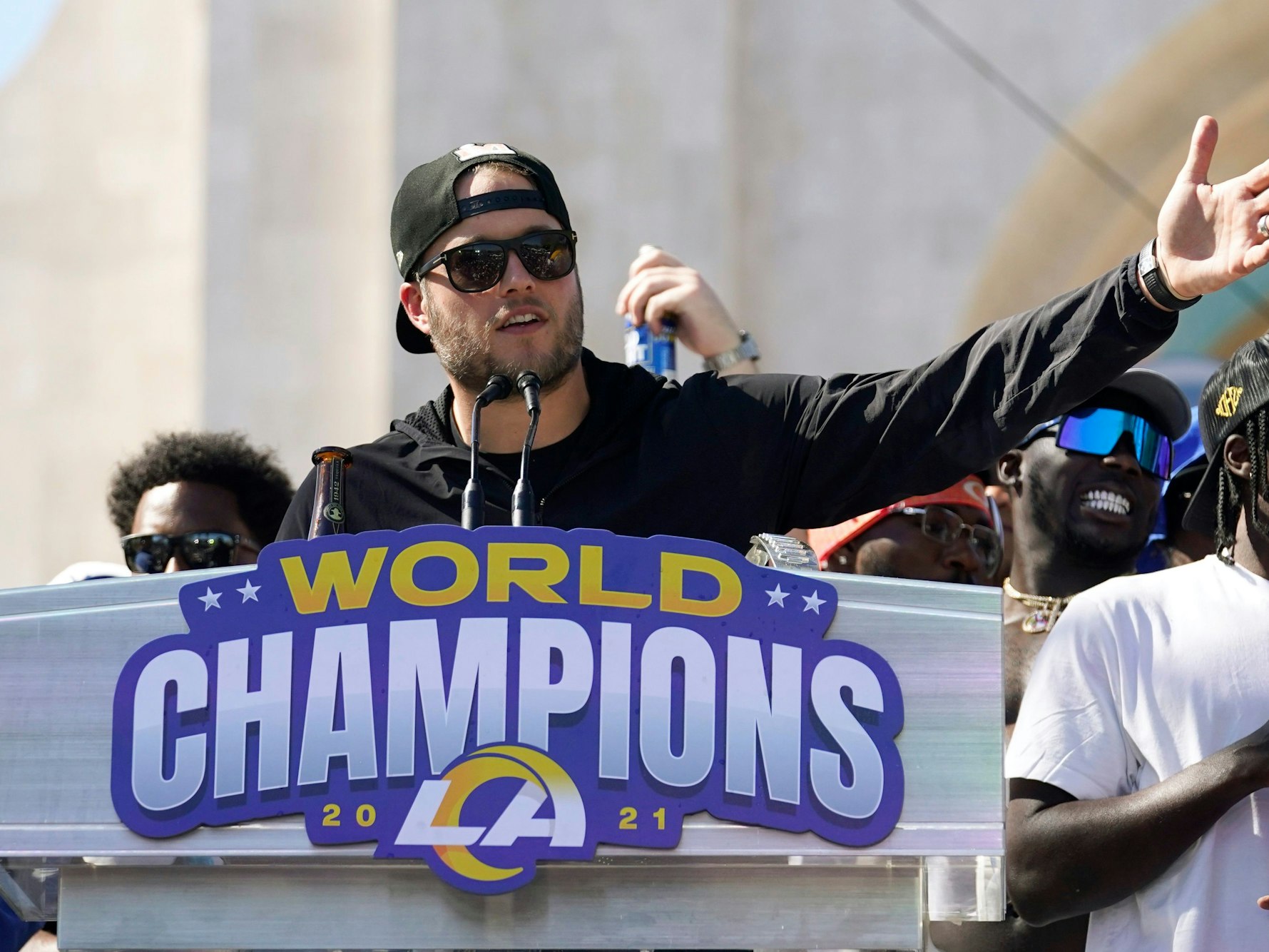 Los-Angeles-Rams-Quarterback Matthew Stafford spricht auf der Super-Bow-Party am 16. Februar 2022 vor Publikum.