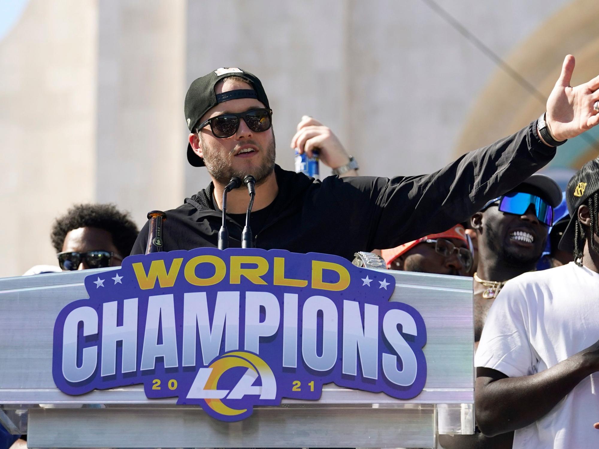 Los-Angeles-Rams-Quarterback Matthew Stafford spricht auf der Super-Bow-Party am 16. Februar 2022 vor Publikum.
