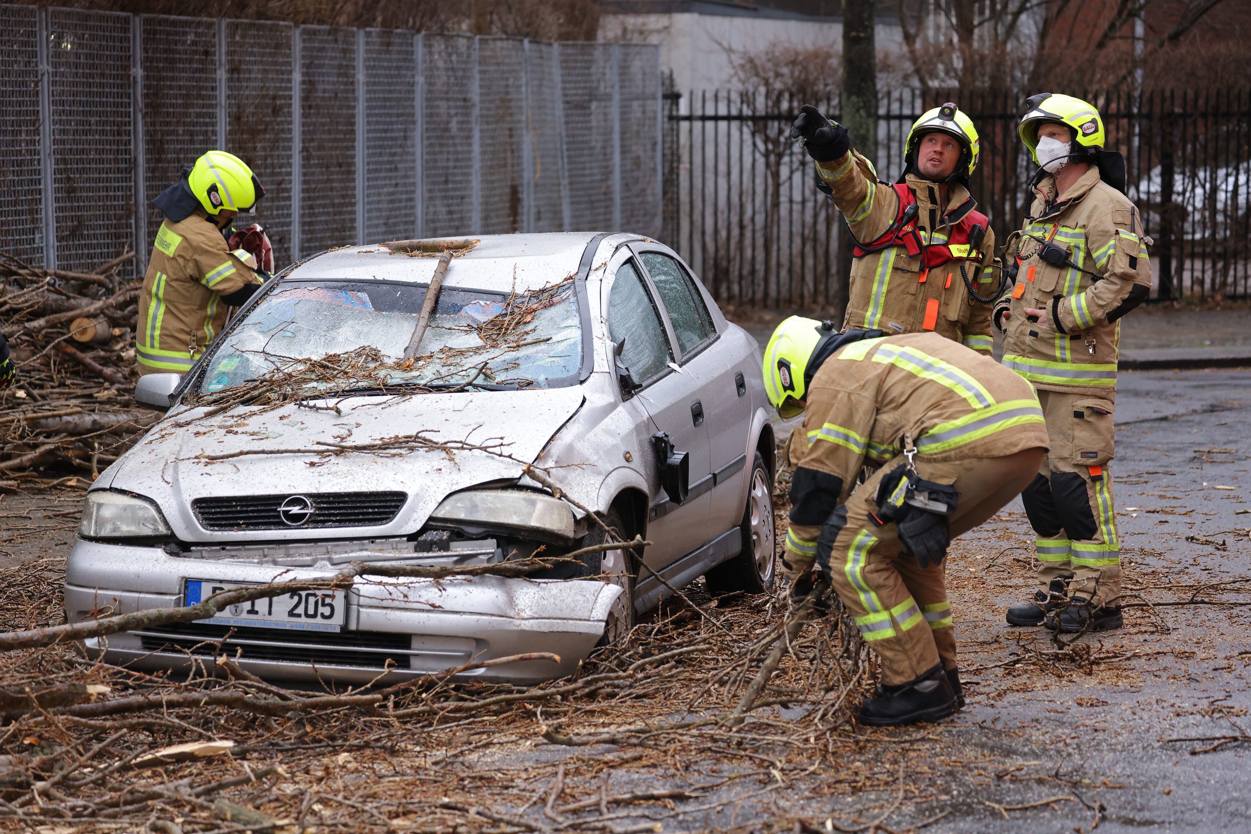 Feuerwehrkräfte versuchen, in Berlin ein zerstörtes Auto von einem umgekippten Baum zu befreien. Sturm „Ylenia“ sorgte am Donnerstag (17. Februar) für Chaos, am Freitag warnen die Meteorologen vor dem nächsten Sturm.