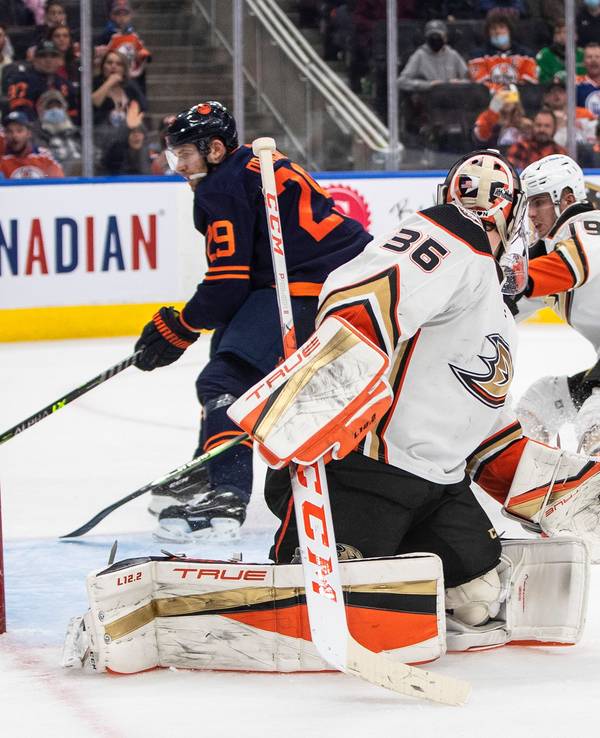 NHL-Profi Leon Draisaitl und der gegnerische Torwart John Gibson.