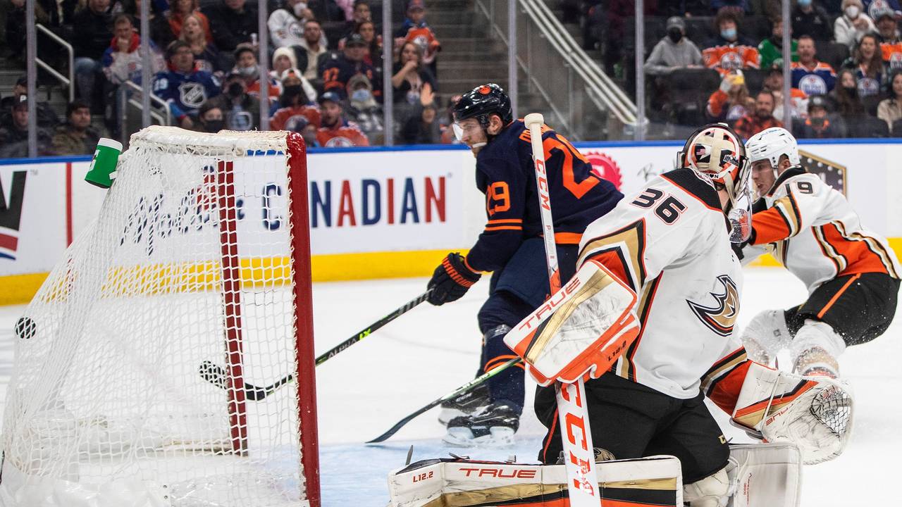 NHL-Profi Leon Draisaitl und der gegnerische Torwart John Gibson.