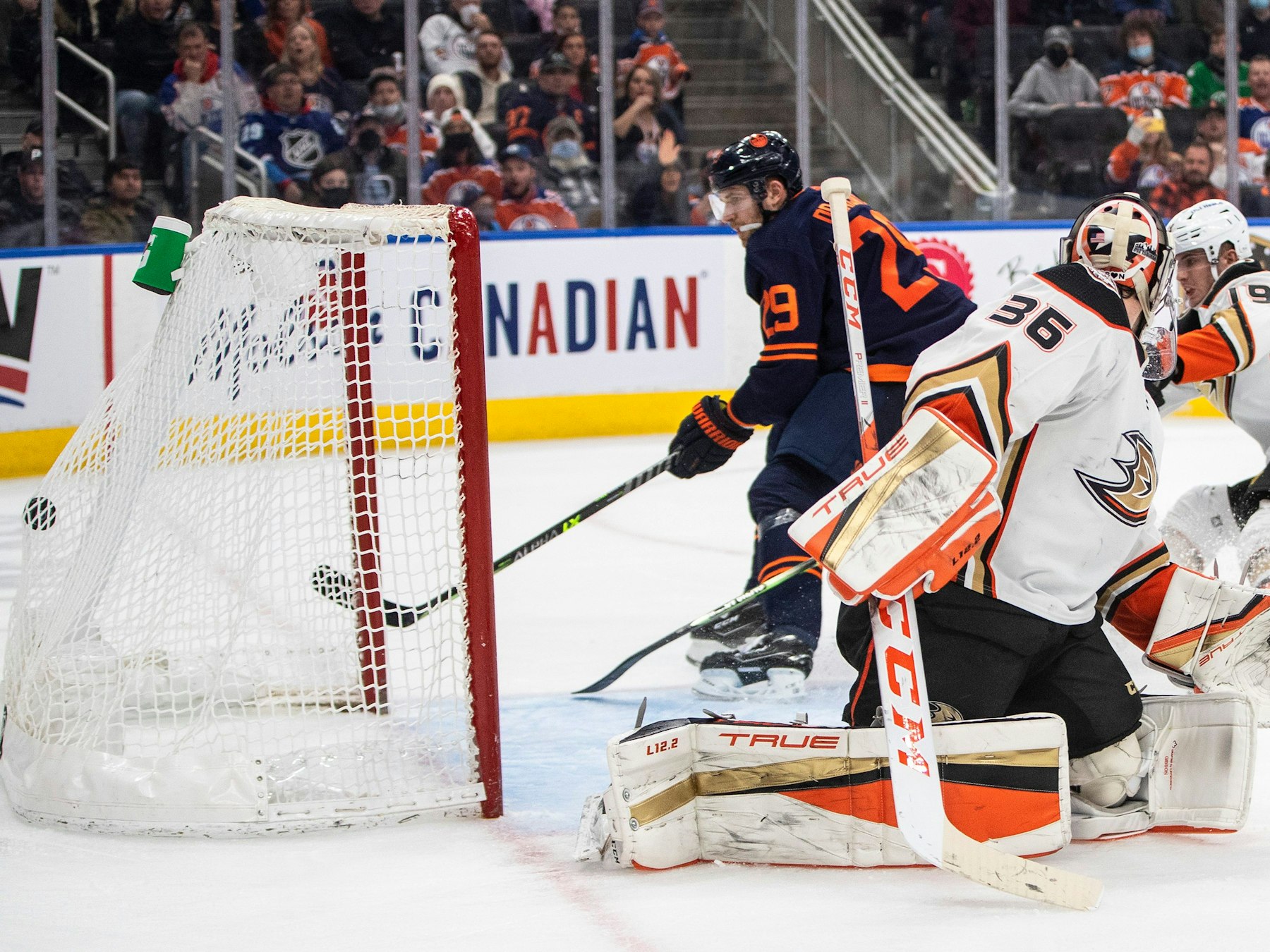 NHL-Profi Leon Draisaitl und der gegnerische Torwart John Gibson.