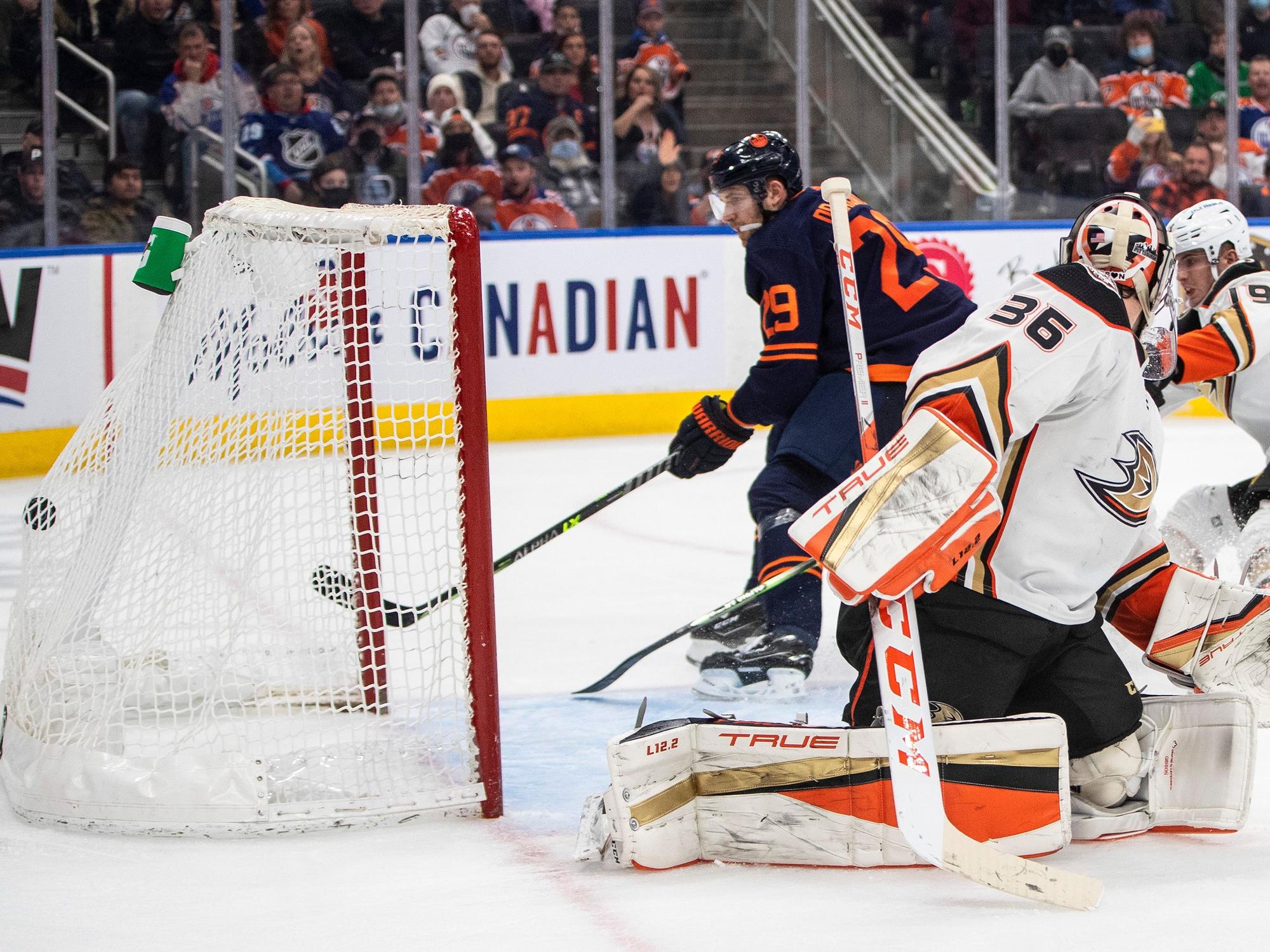 NHL-Profi Leon Draisaitl und der gegnerische Torwart John Gibson.