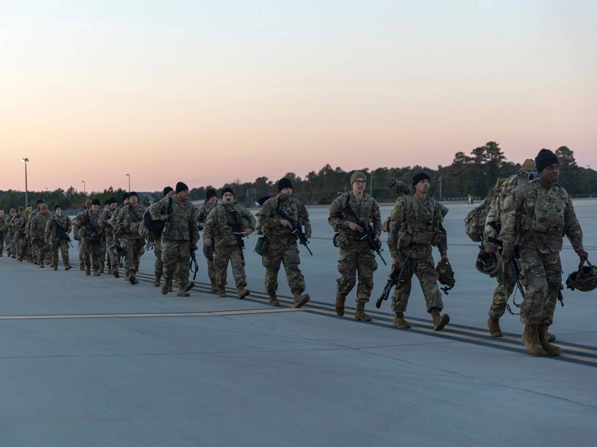 Angehörige der US-Armee. Sie gehören zu den Soldaten, die das Verteidigungsministerium, angesichts der Aussicht auf eine russische Invasion in der Ukraine, entsendete. Russland verfügt mittlerweile über bis zu 190 000 Kräfte in und um die Ukraine.
