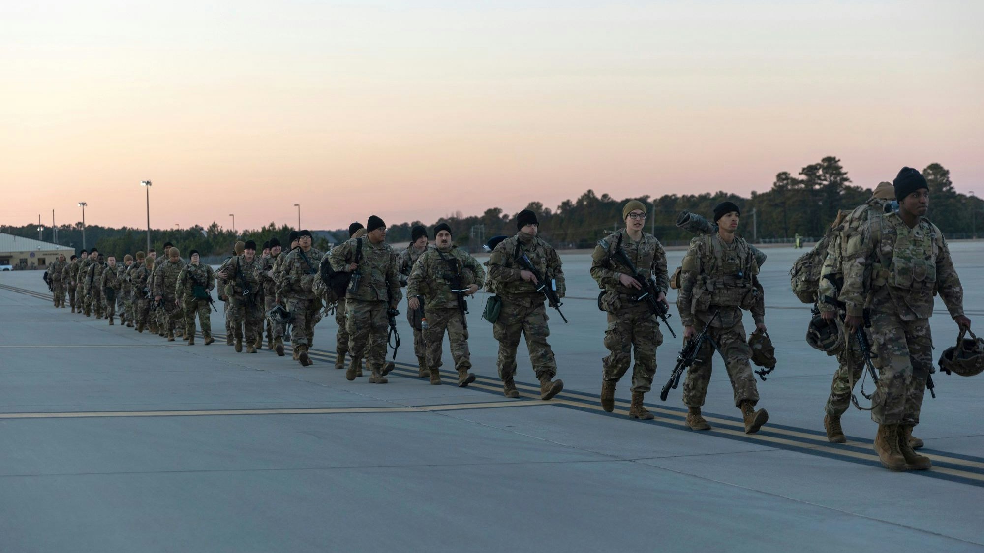 Angehörige der US-Armee. Sie gehören zu den Soldaten, die das Verteidigungsministerium, angesichts der Aussicht auf eine russische Invasion in der Ukraine, entsendete. Russland verfügt mittlerweile über bis zu 190 000 Kräfte in und um die Ukraine.