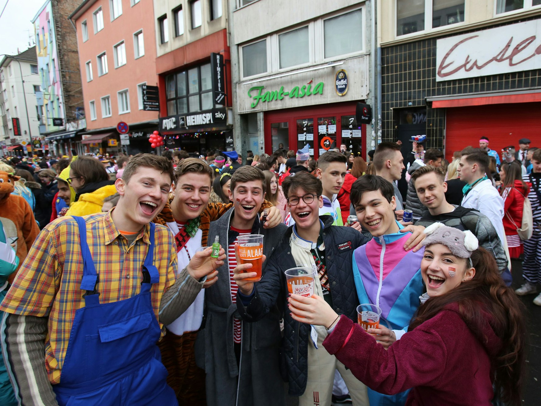 Feiernde auf der Zülpicher Straße an Karneval.