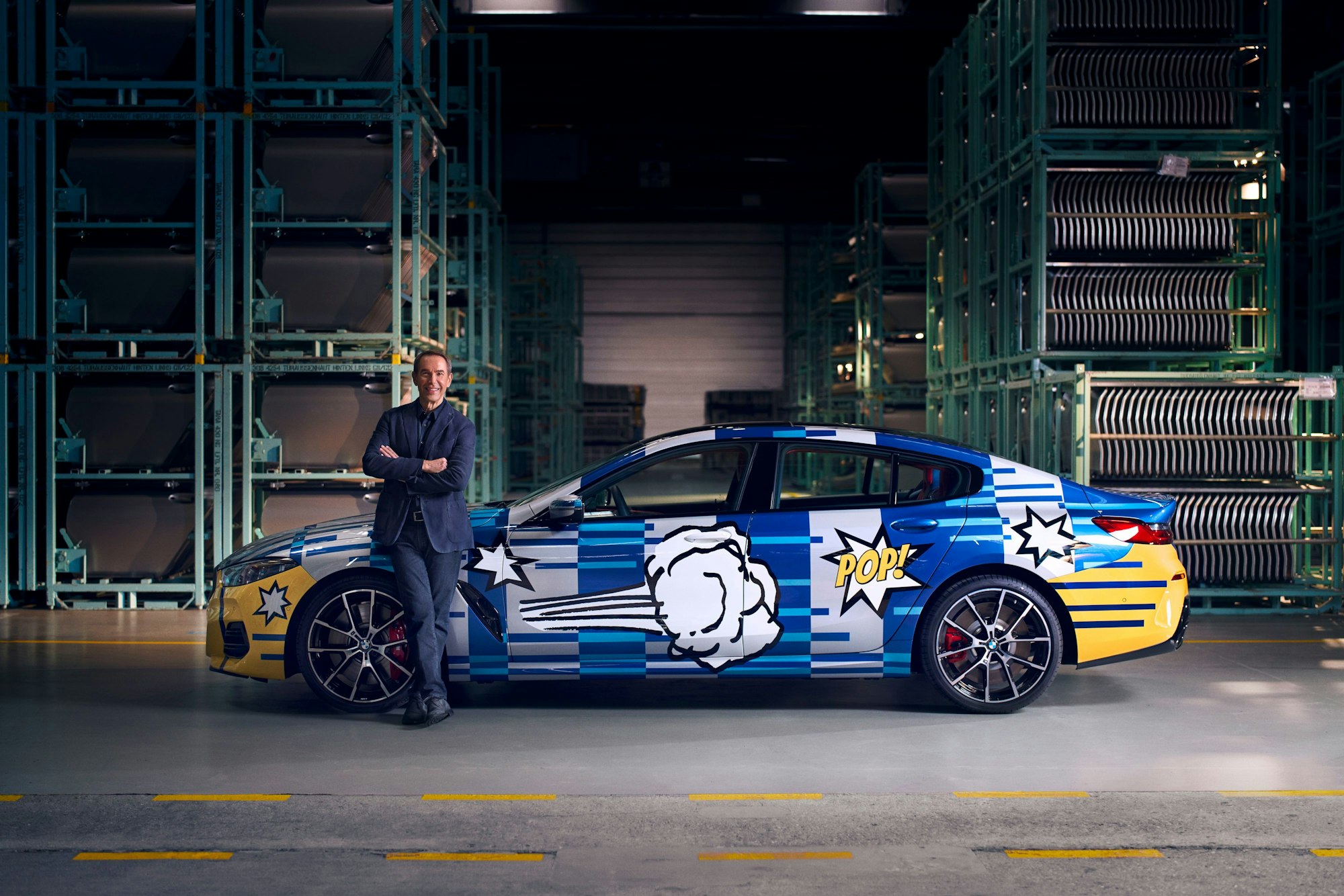 US-Kunststar Jeff Koons vor dem von ihm gestaltetem BMW M850i xDrive Gran Coupé, der in einer limitierten Edition auf den Markt kommt.