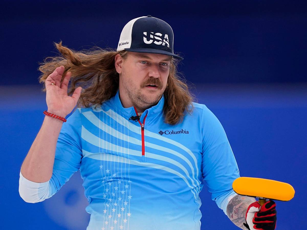US-Curler Matt Hamilton beim Spiel um die Bronzemedaille am 18. Februar 2022 zwischen Kanada und den USA bei den Olympischen Spielen in Peking.
