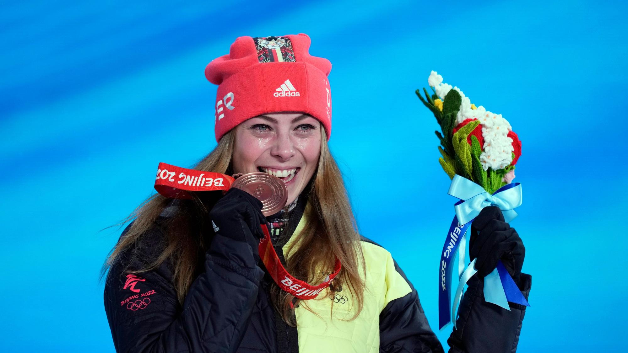 Freestyle-Skierin Daniela Maier bei der Medaillen-Zeremonie.