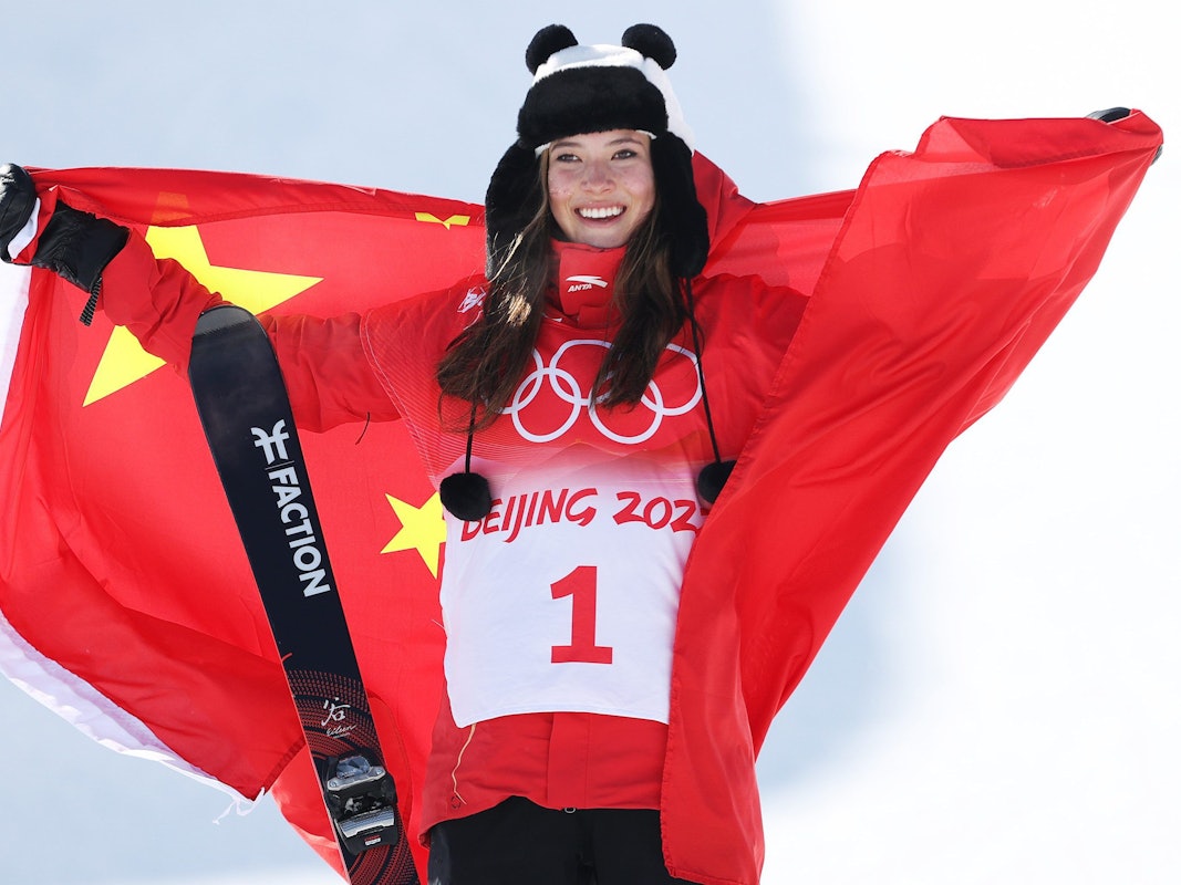 Goldmedaillen-Gewinnerin Ailing Eileen Gu feiert.