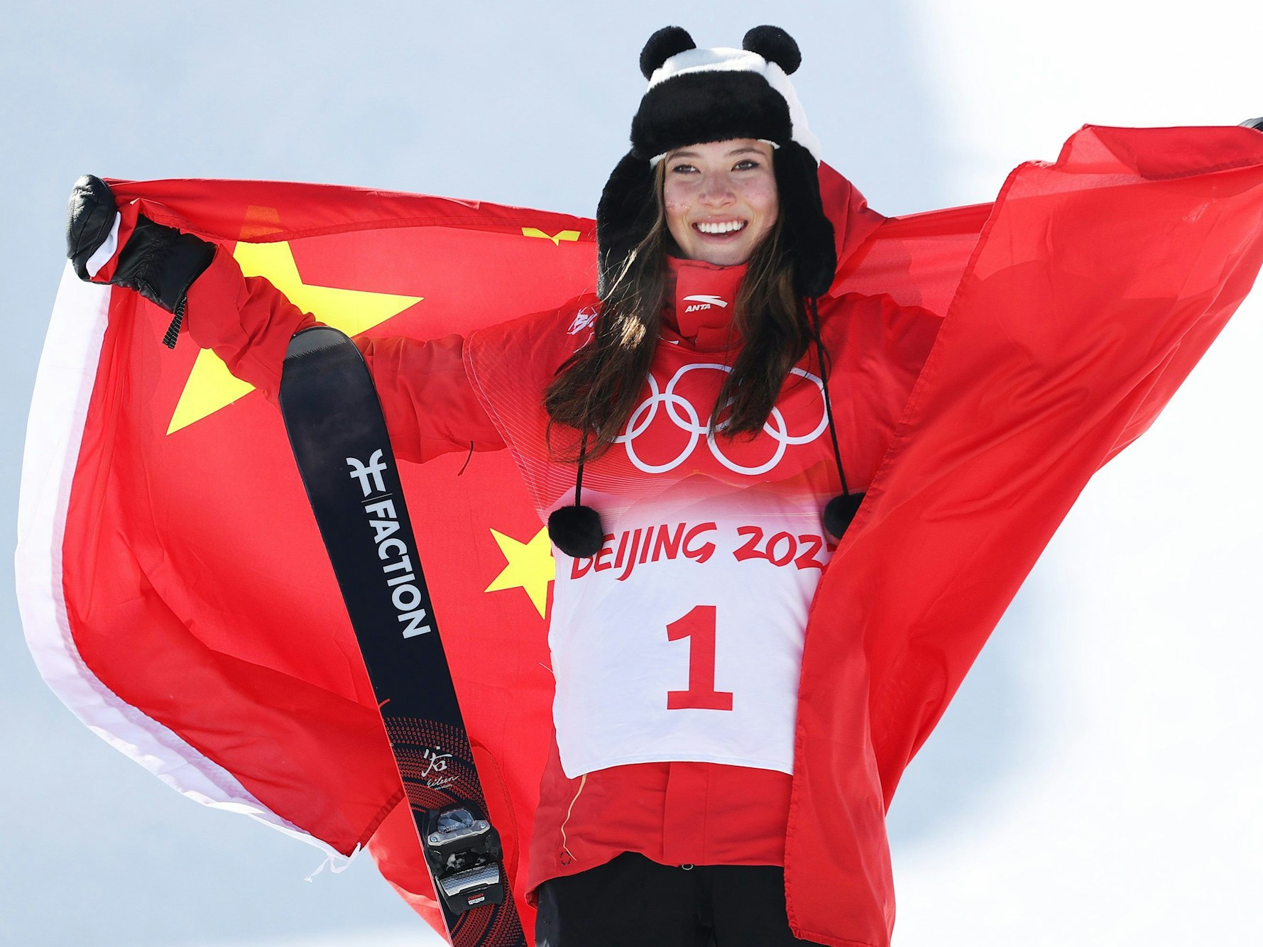 Goldmedaillen-Gewinnerin Ailing Eileen Gu feiert.