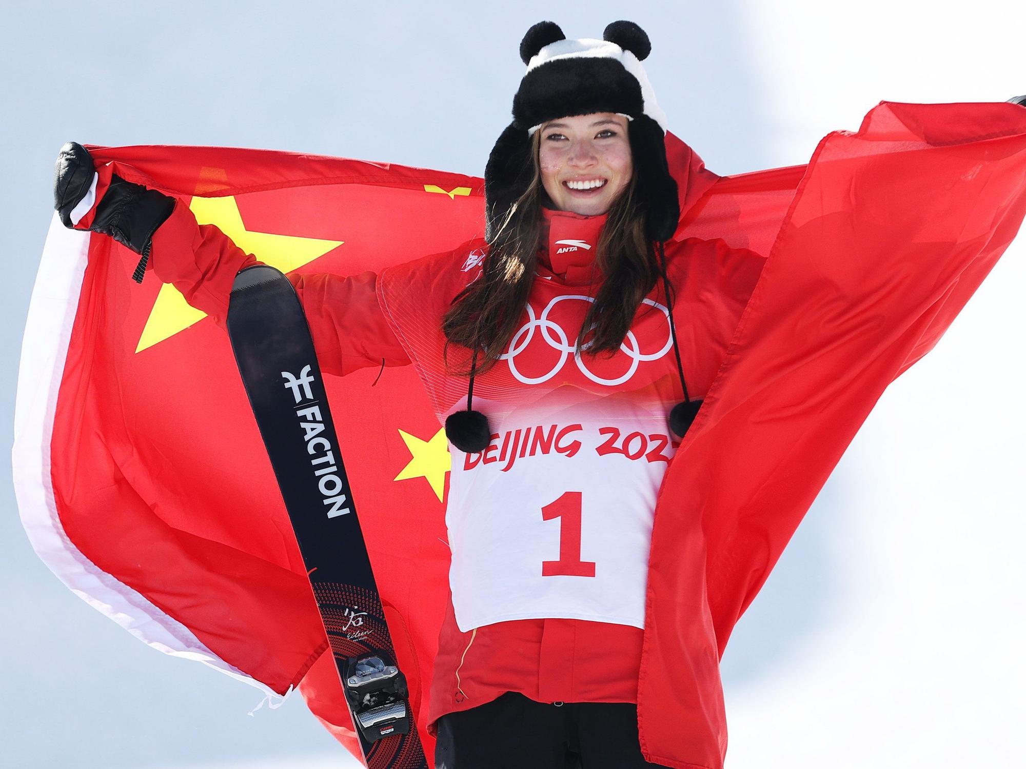 Goldmedaillen-Gewinnerin Ailing Eileen Gu feiert.