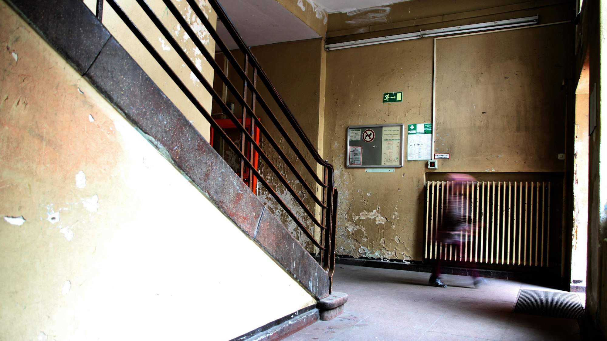 Das marode Treppenhaus einer Berliner Schule.