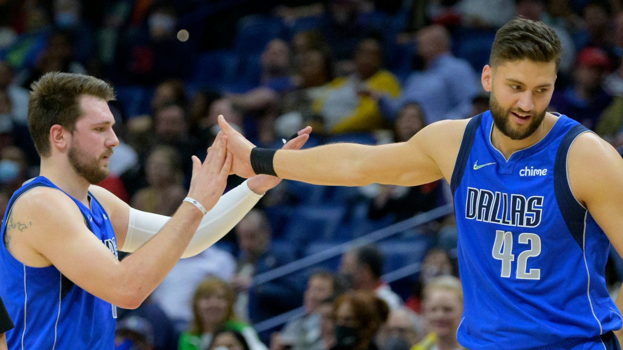 Die beiden Profi-Basketballer Luka Doncic und Maxi Kleber.