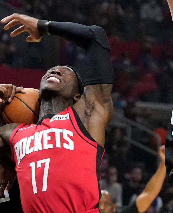 Dennis Schröder mit Marcus Morris im Kampf um den Ball.