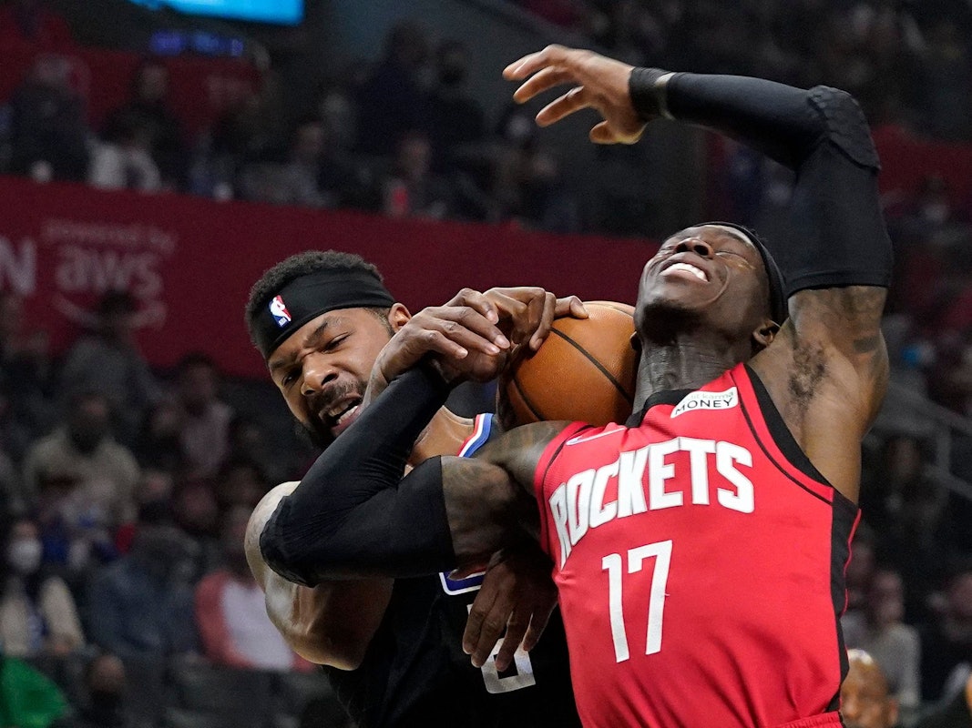 Dennis Schröder mit Marcus Morris im Kampf um den Ball.