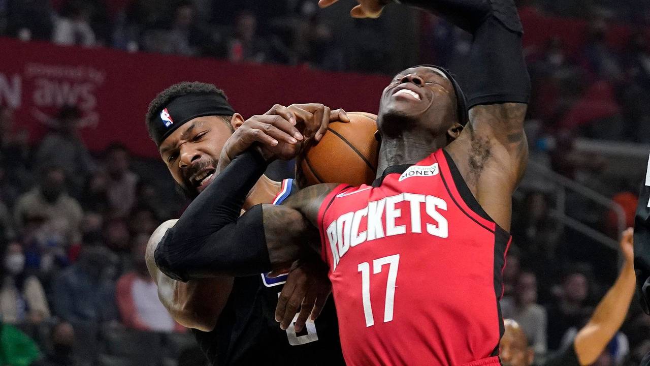 Dennis Schröder mit Marcus Morris im Kampf um den Ball.