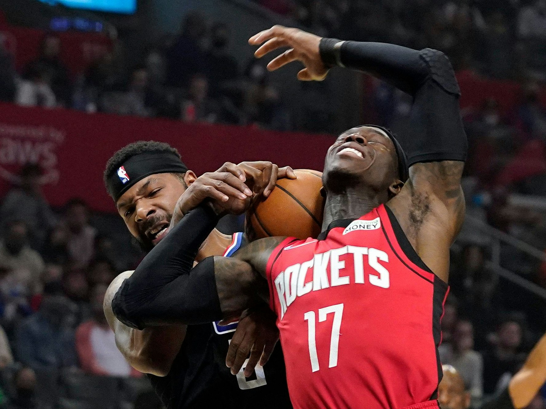 Dennis Schröder mit Marcus Morris im Kampf um den Ball.
