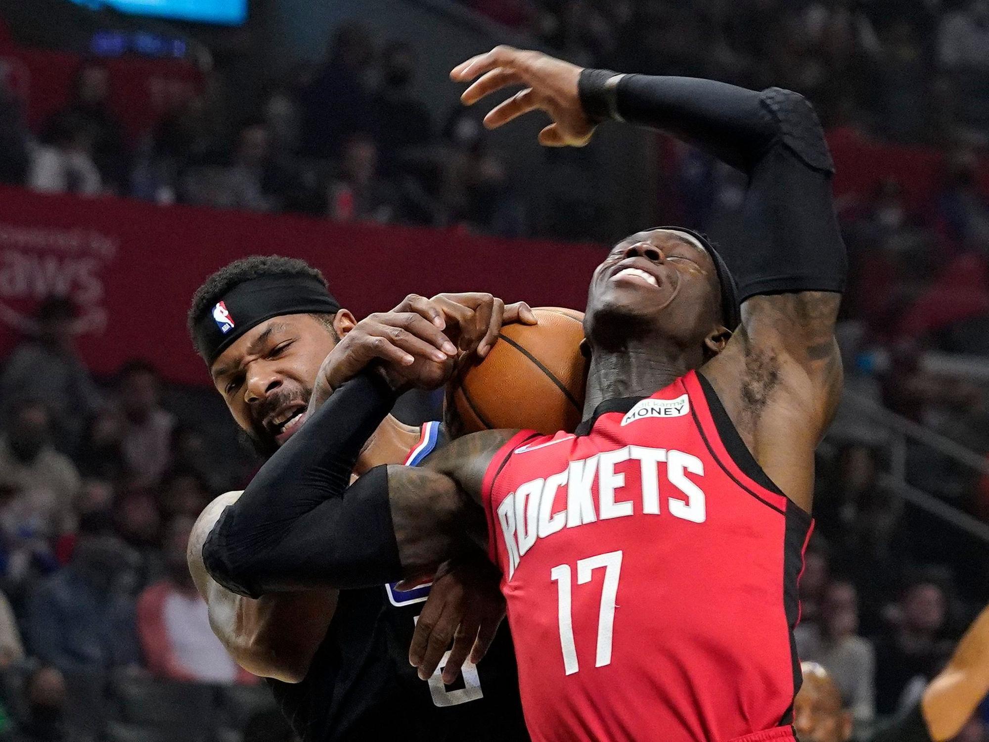 Dennis Schröder mit Marcus Morris im Kampf um den Ball.