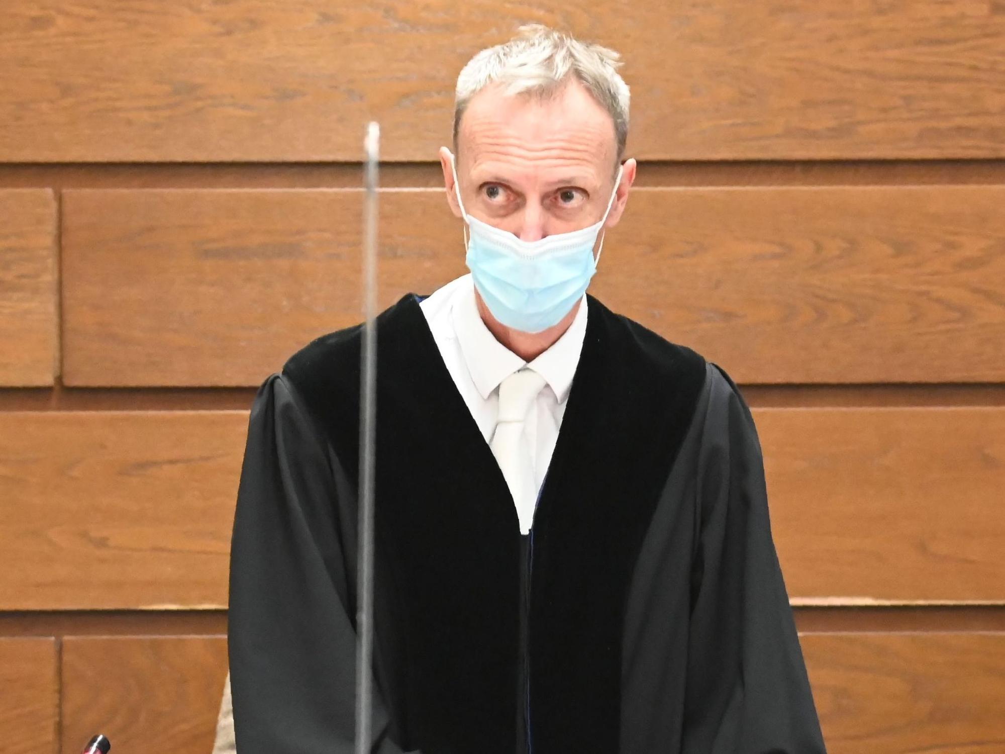 Richter Christoph Kaufmann trägt eine Schutzmaske.