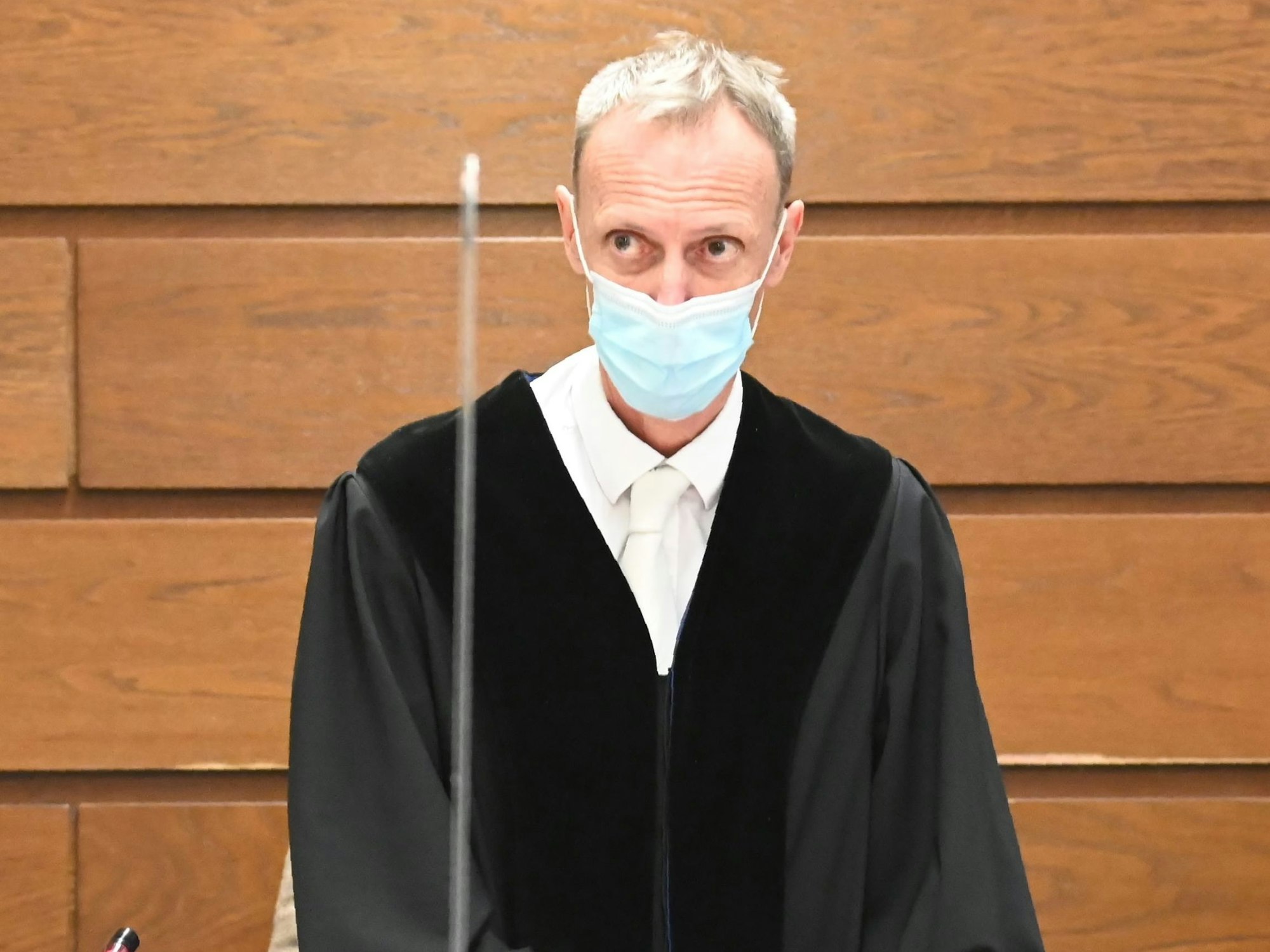 Richter Christoph Kaufmann trägt eine Schutzmaske.