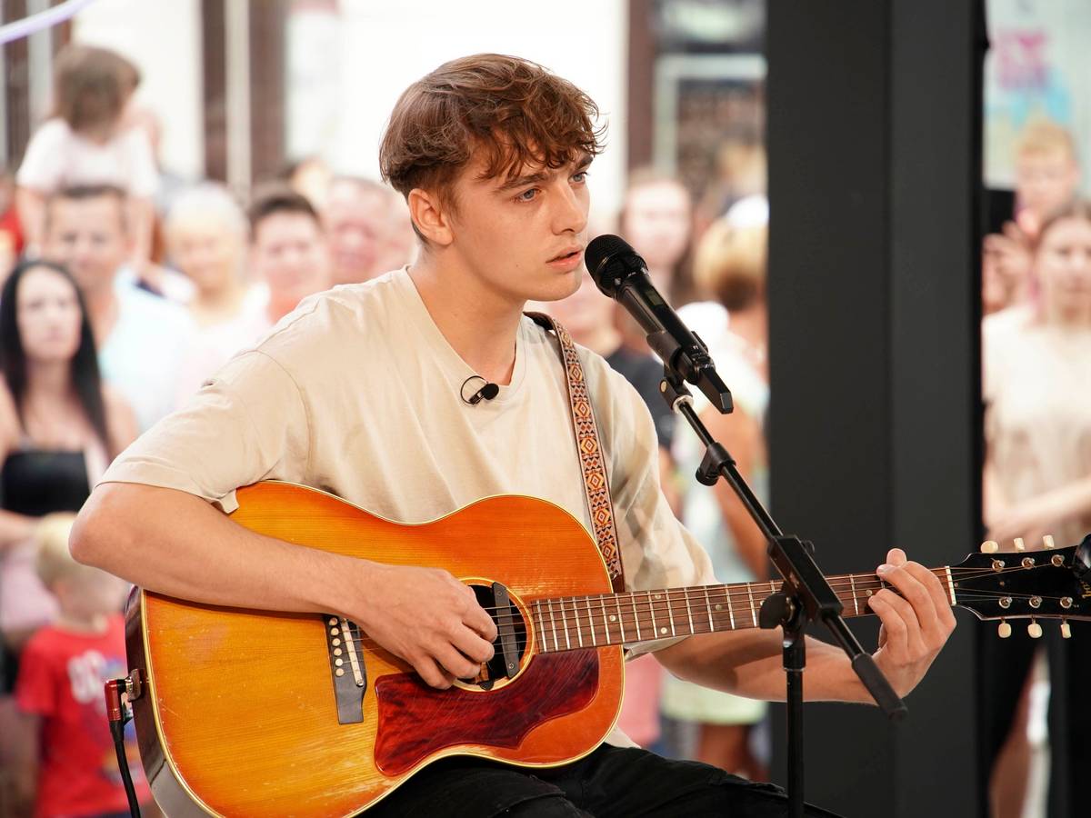 Ex-„Big Brother“-Teilnehmer Tim Heister versucht sich bei „Deutschland sucht den Superstar“ an der Gitarre.