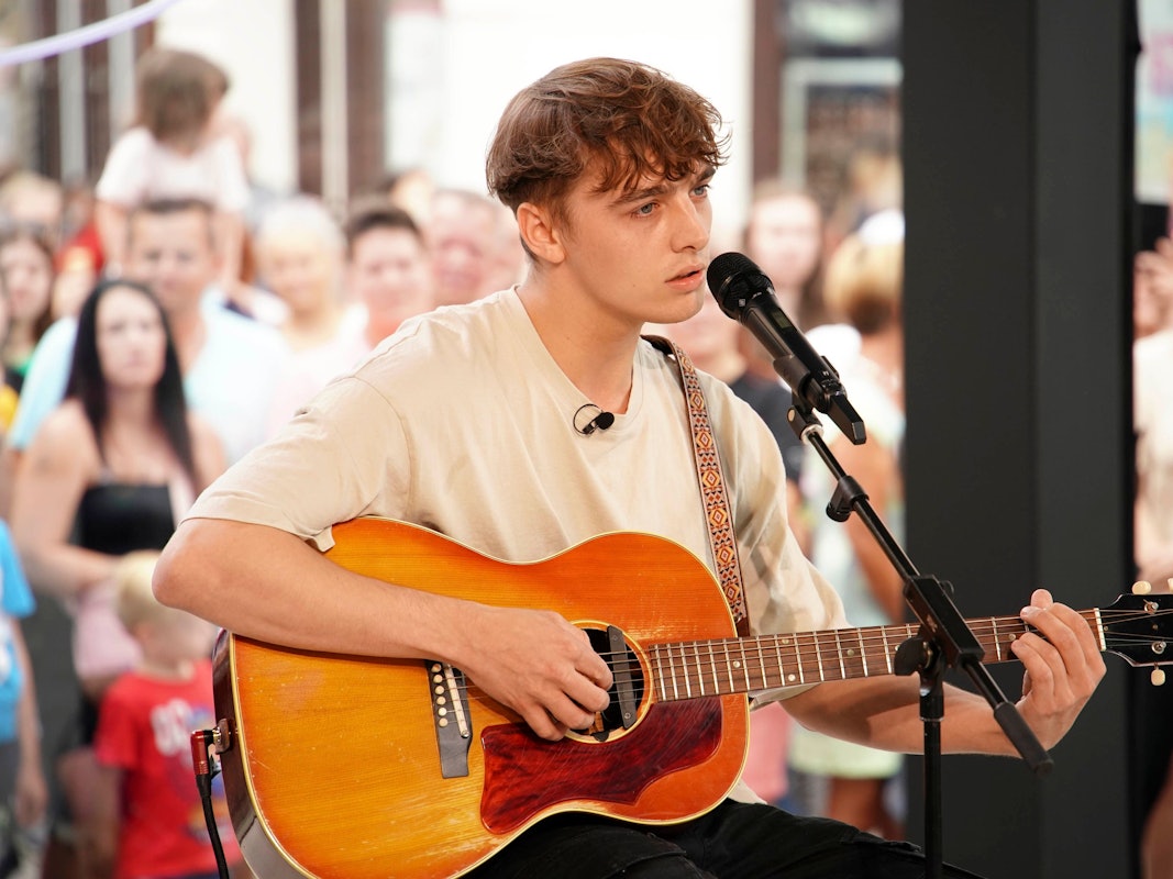 Ex-„Big Brother“-Teilnehmer Tim Heister versucht sich bei „Deutschland sucht den Superstar“ an der Gitarre.