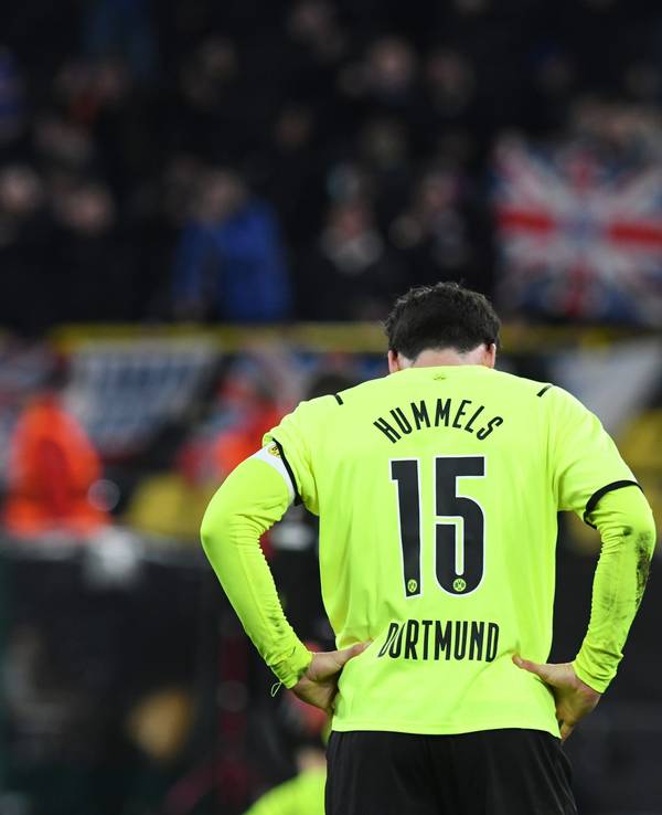 Mats Hummels steht nach dem Schlusspfiff enttäuscht auf dem Rasen