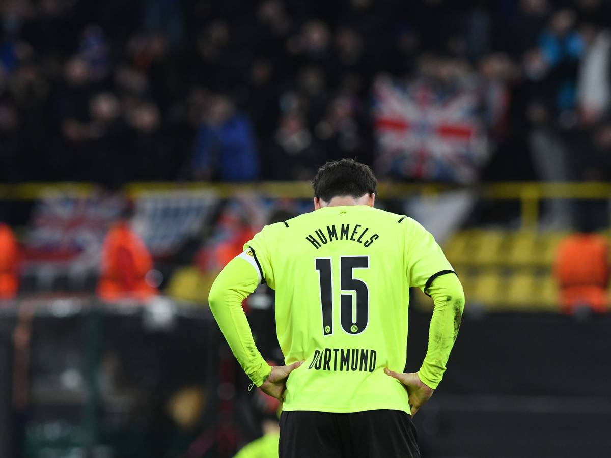 Mats Hummels steht nach dem Schlusspfiff enttäuscht auf dem Rasen