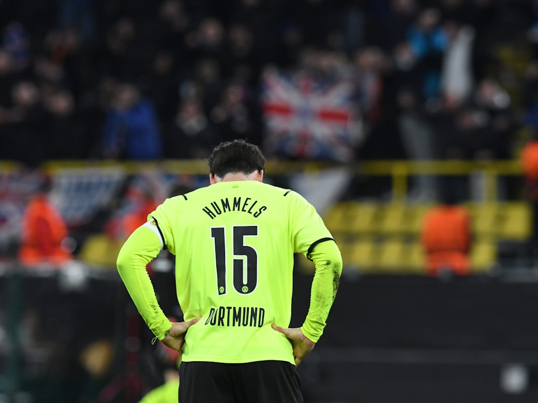 Mats Hummels steht nach dem Schlusspfiff enttäuscht auf dem Rasen