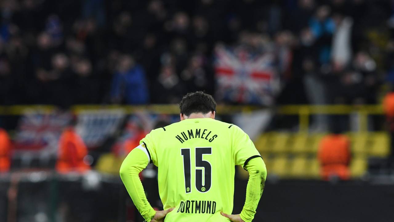 Mats Hummels steht nach dem Schlusspfiff enttäuscht auf dem Rasen