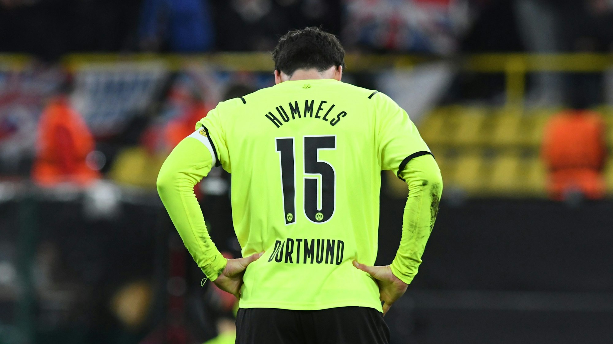 Mats Hummels steht nach dem Schlusspfiff enttäuscht auf dem Rasen