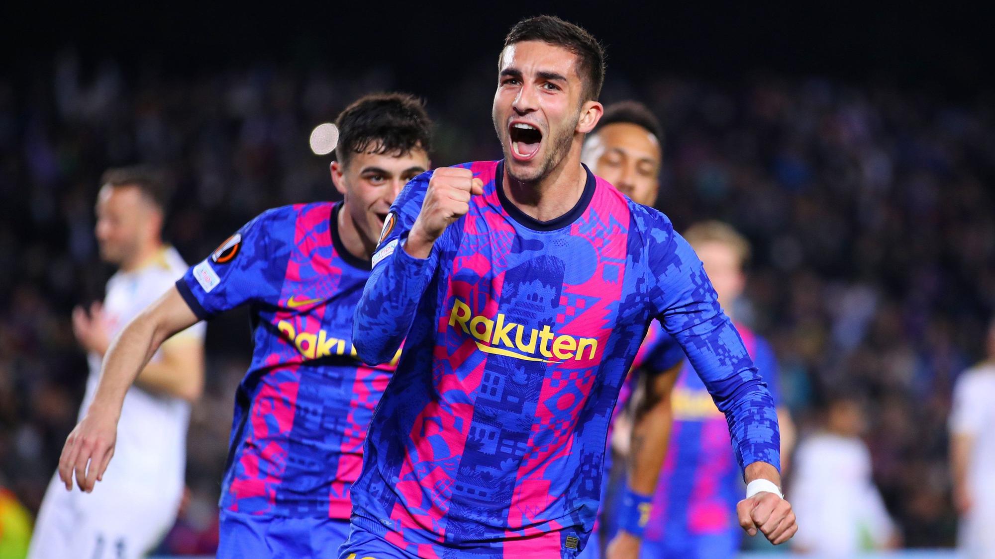 Ferran Torres beim Torjubel im Spiel des FC Barcelona gegen SSC Neapel in der Europa League.