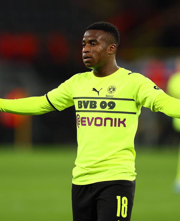 Youssoufa Moukoko breitet die Arme aus.