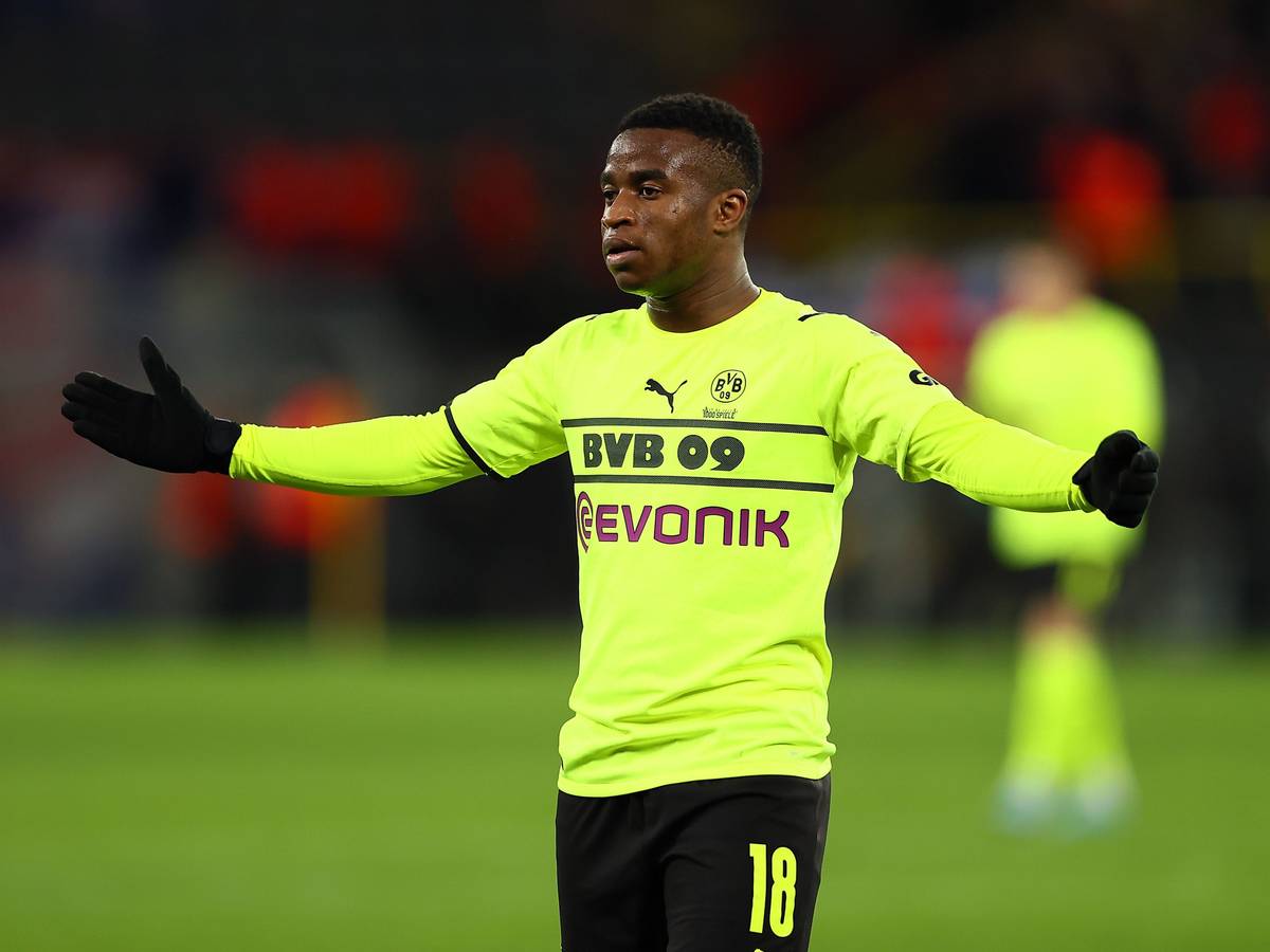 Youssoufa Moukoko breitet die Arme aus.