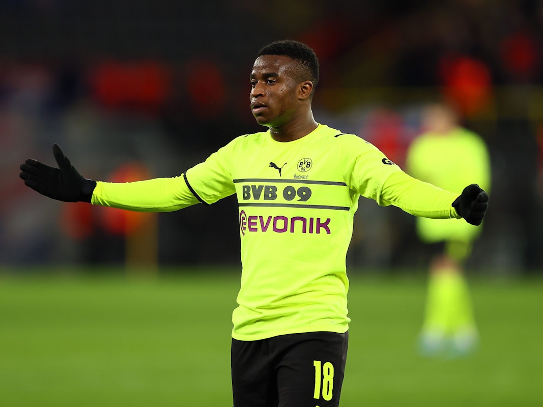 Youssoufa Moukoko breitet die Arme aus.