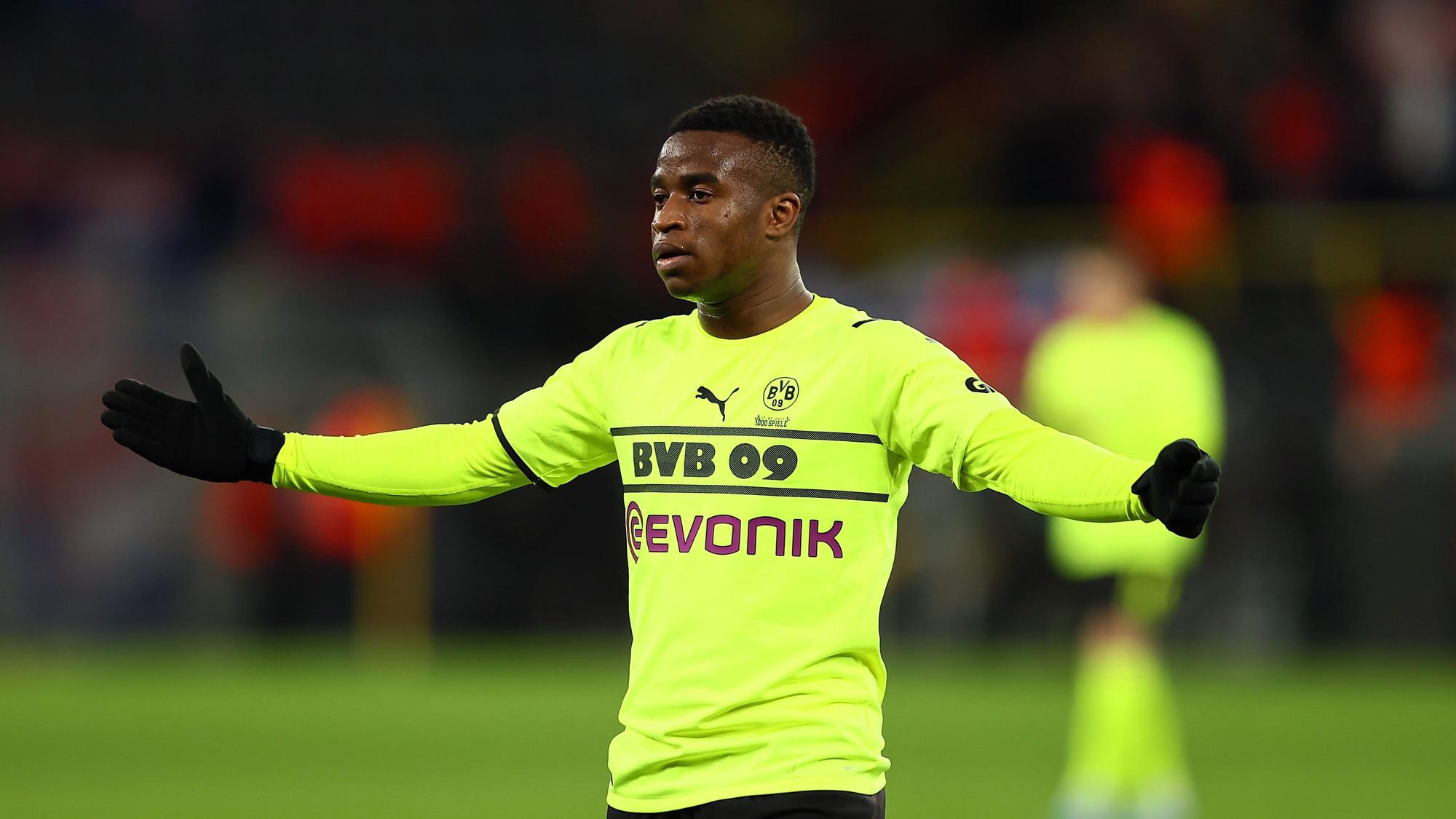 Youssoufa Moukoko breitet die Arme aus.