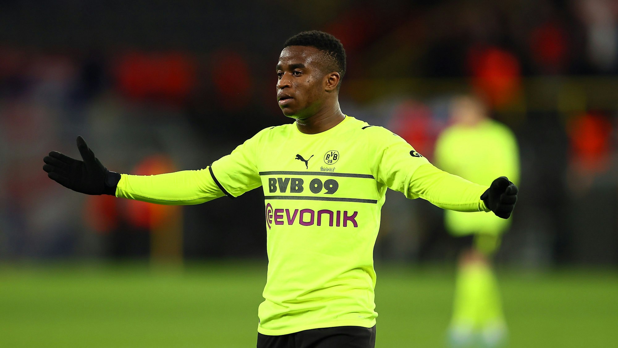 Youssoufa Moukoko breitet ratlos die Arme aus