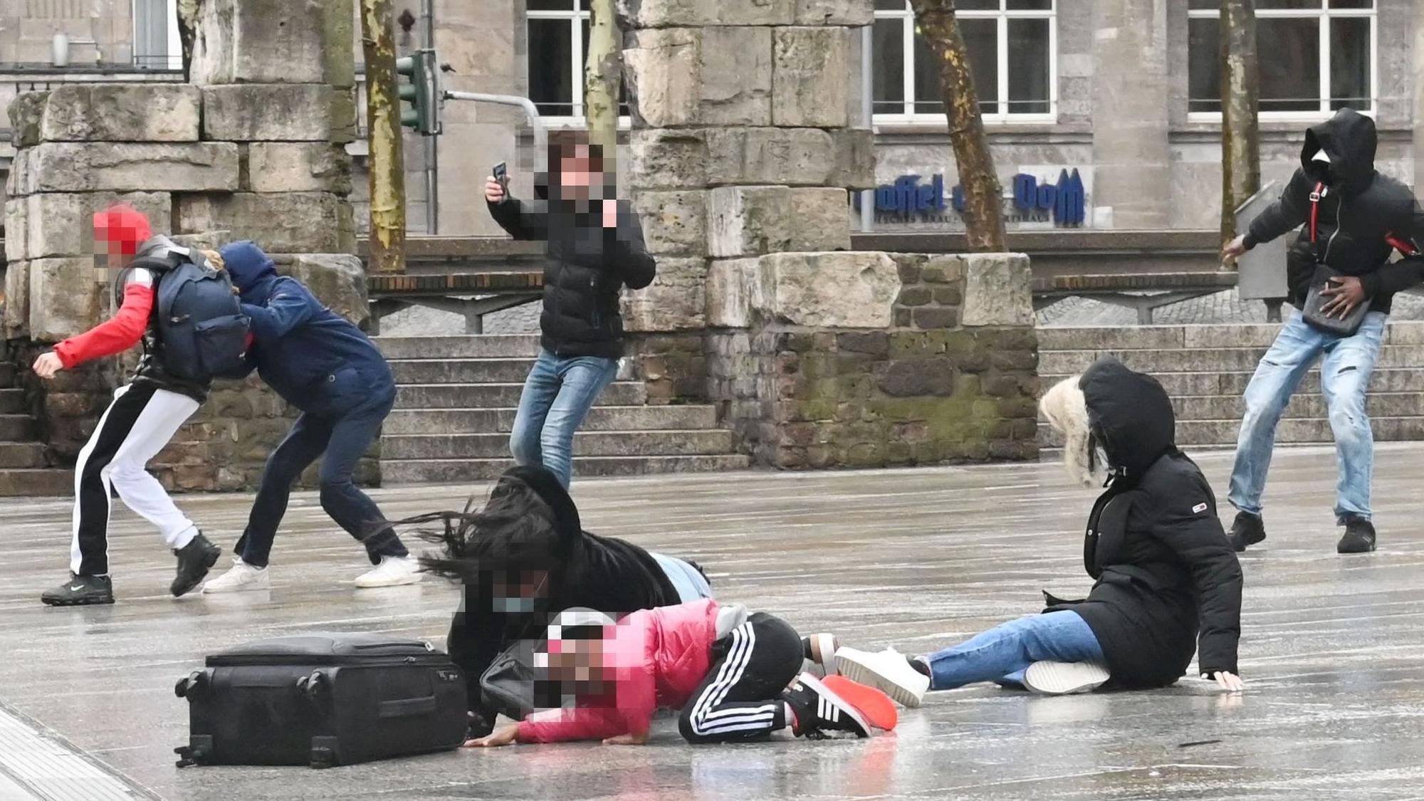 Passanten werden einfach umgeweht.