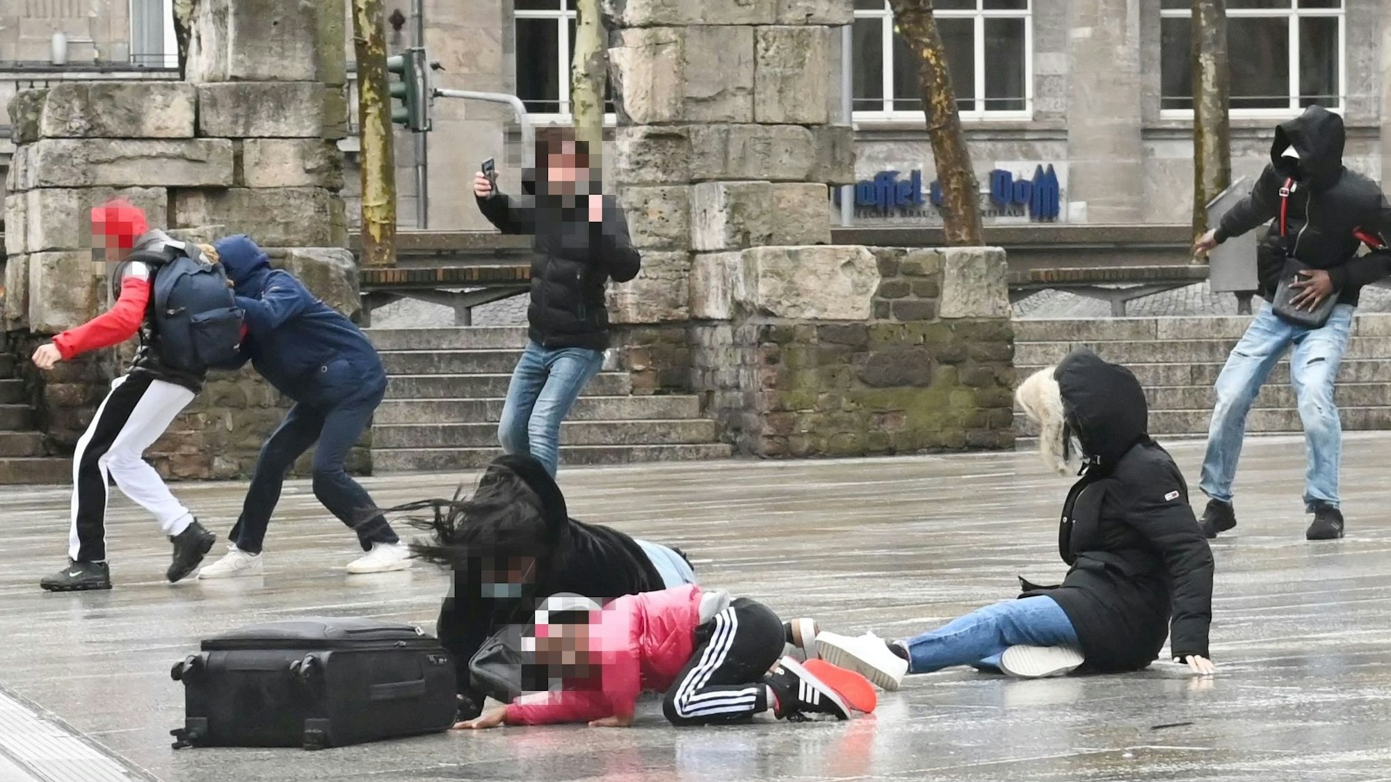 Passanten werden einfach umgeweht.