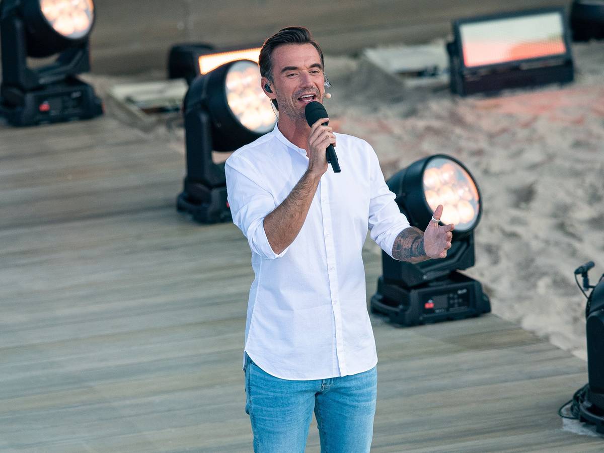 Florian Silbereisen steht auf der Bühne und singt.