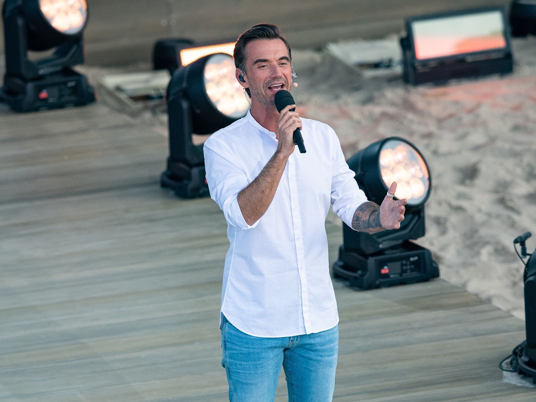Florian Silbereisen steht auf der Bühne und singt.