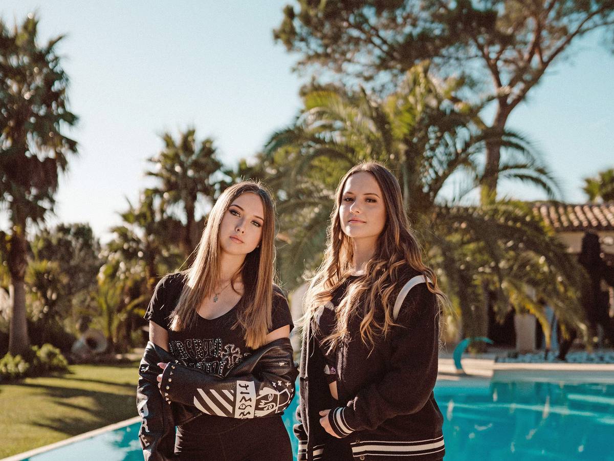 Davina Geiss (r) und Shania Geiss (17) bekannt aus "Die Geissens - Eine schrecklich glamouröse Familie!" (undatierte Aufnahme). Nachdem Davina von einem Notarzt abgeholt werden musste, erlitt sie in kürzester Zeit einen erneuten Unfall.