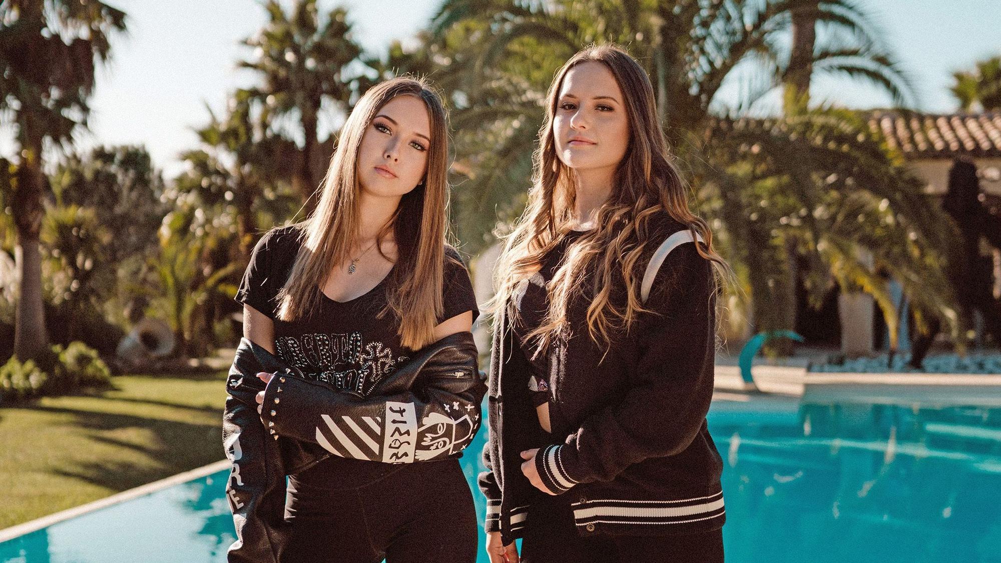 Davina Geiss (r) und Shania Geiss (17) bekannt aus "Die Geissens - Eine schrecklich glamouröse Familie!" (undatierte Aufnahme). Nachdem Davina von einem Notarzt abgeholt werden musste, erlitt sie in kürzester Zeit einen erneuten Unfall.