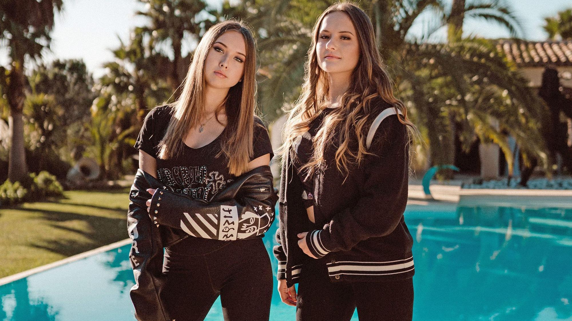 Davina Geiss (r) und Shania Geiss (17) bekannt aus "Die Geissens - Eine schrecklich glamouröse Familie!" (undatierte Aufnahme). Nachdem Davina von einem Notarzt abgeholt werden musste, erlitt sie in kürzester Zeit einen erneuten Unfall.
