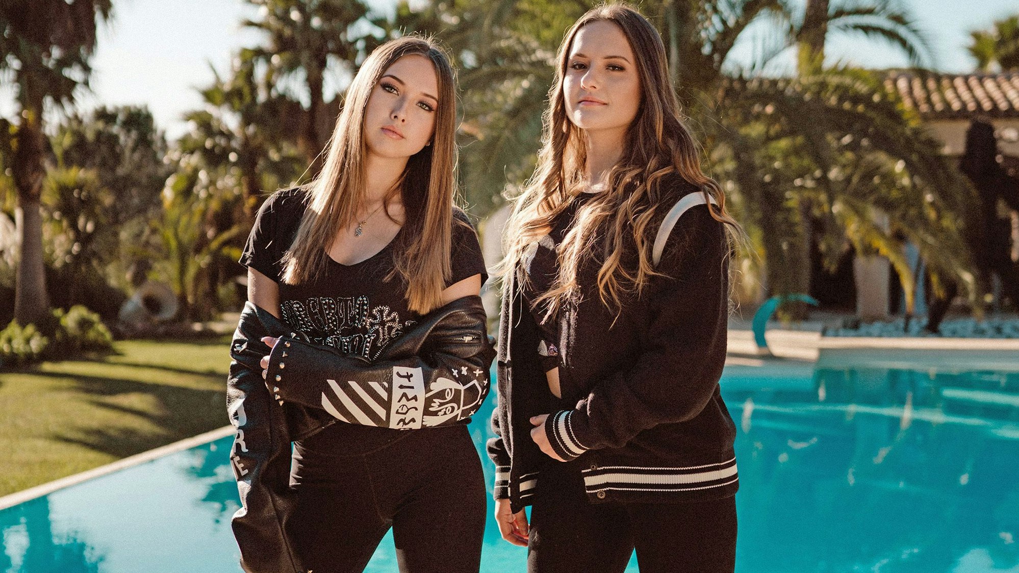 Davina Geiss (r) und Shania Geiss (17) bekannt aus "Die Geissens - Eine schrecklich glamouröse Familie!" (undatierte Aufnahme). Nachdem Davina von einem Notarzt abgeholt werden musste, erlitt sie in kürzester Zeit einen erneuten Unfall.