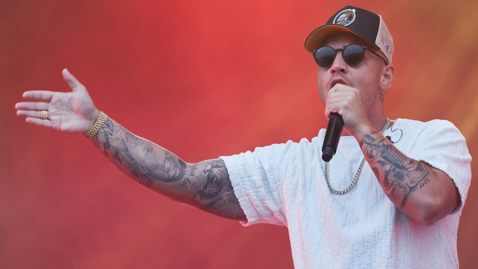 Pietro Lombardi hält das Mikrofon in der linken Hand und hält es vor seinen Mund.