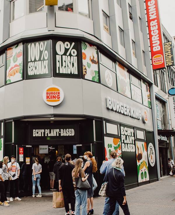 Im vergangenen Jahr eröffnete Burger King das weltweit erste Plant-based-Restaurant. Allerdings nur für kurze Zeit. Eine Werbung für eine fleischlose Burger-Variante sorgt derzeit für Wirbel.