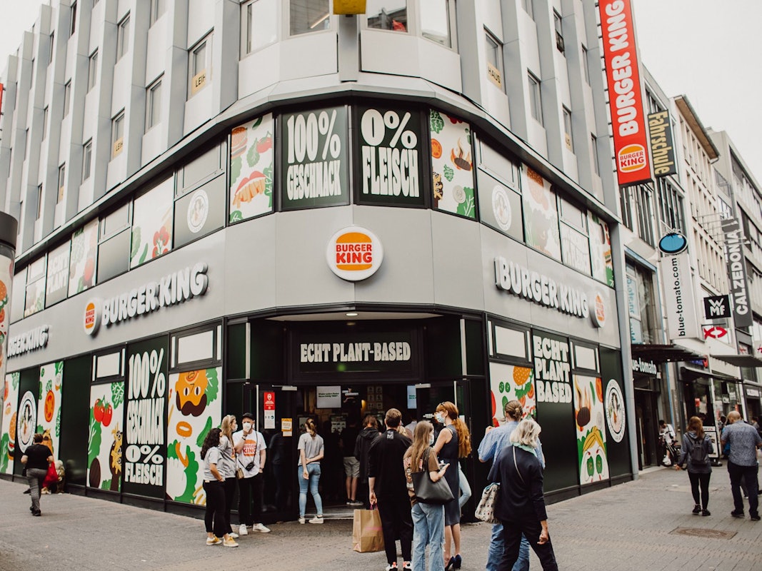 Im vergangenen Jahr eröffnete Burger King das weltweit erste Plant-based-Restaurant. Allerdings nur für kurze Zeit. Eine Werbung für eine fleischlose Burger-Variante sorgt derzeit für Wirbel.
